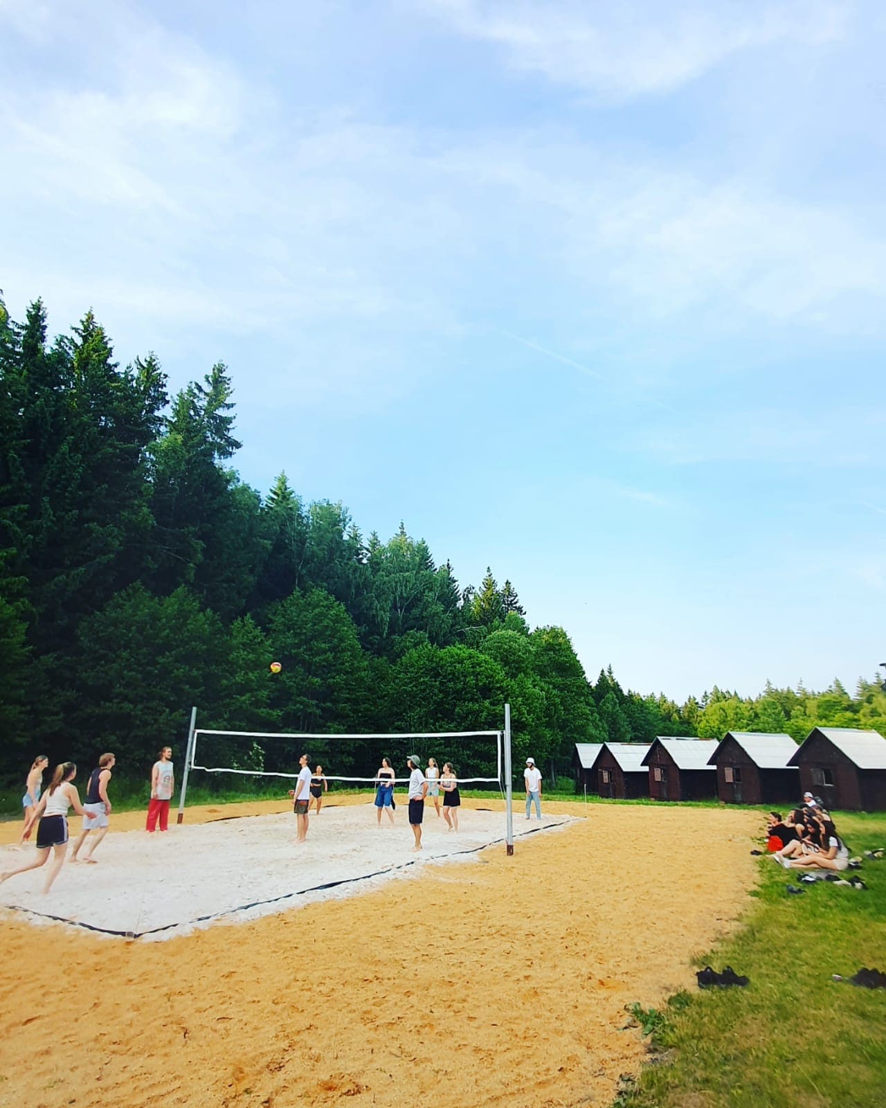 Beach volejbal na hřišti v areálu resortu