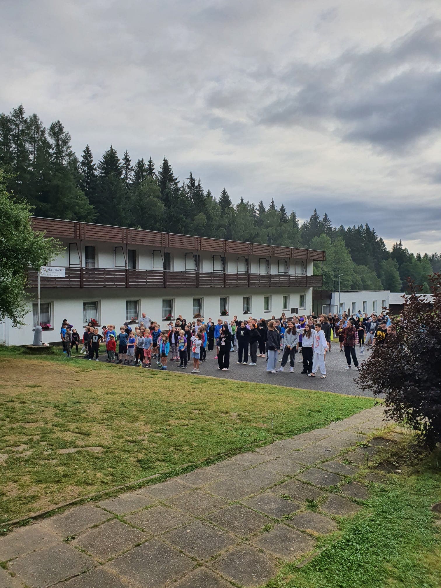 Dětský tábor před hlavní budovou resortu