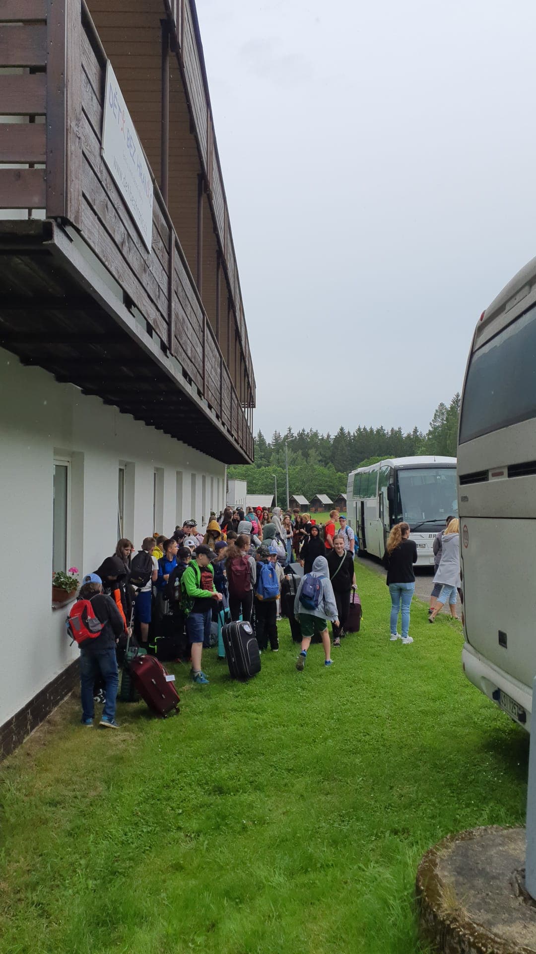 Odjezd účastníků tábora autobusy