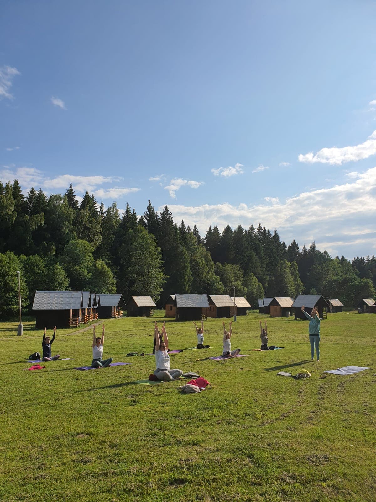 Ranní jóga na louce v areálu resortu