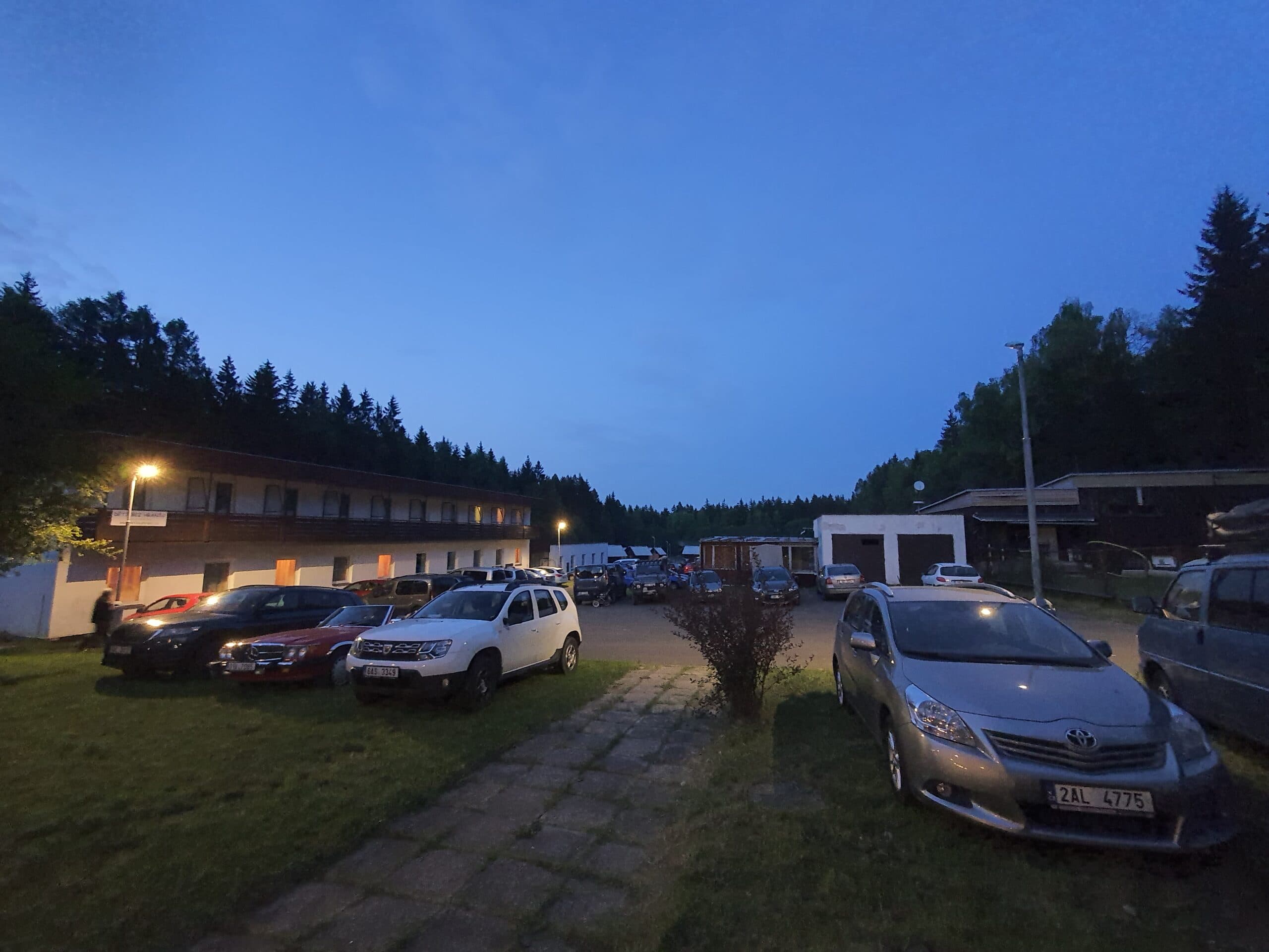 Podvečerní pohled na hlavní budovu resortu
