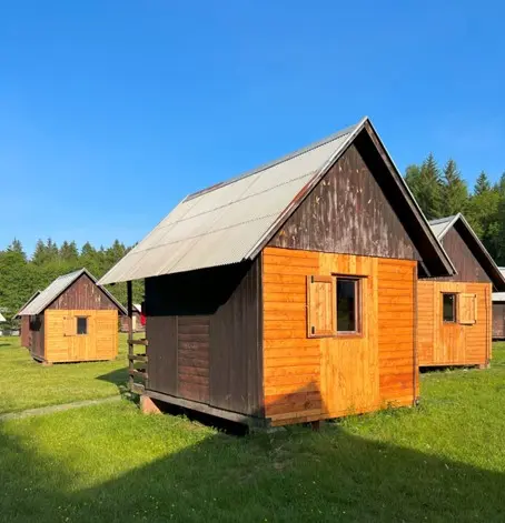 Dřevěná čtyřlůžková chatička