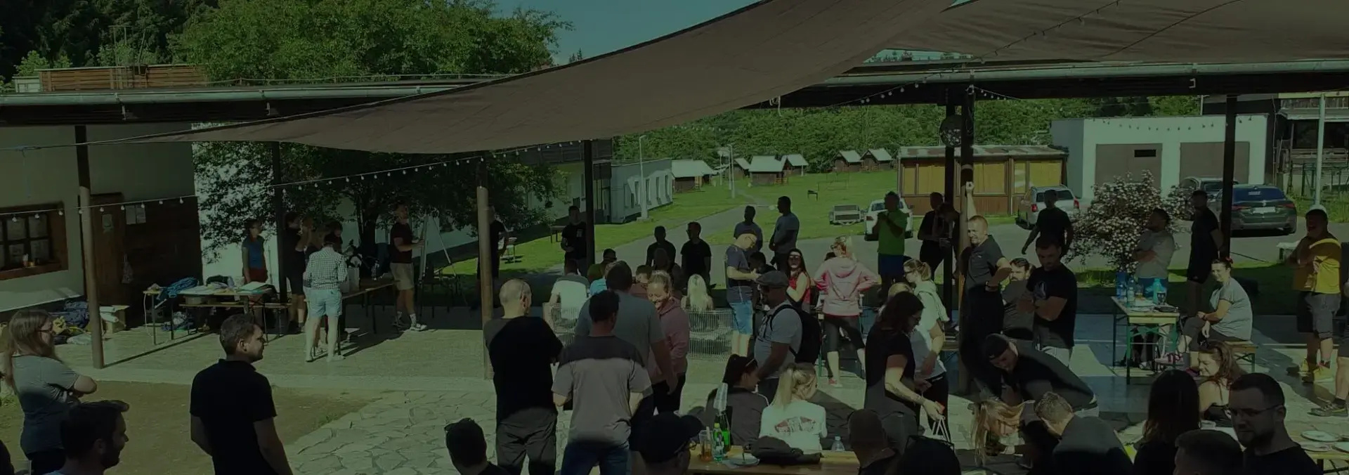 Hosté při společném setkání na zastřešené kolonádě Hutě Resortu
