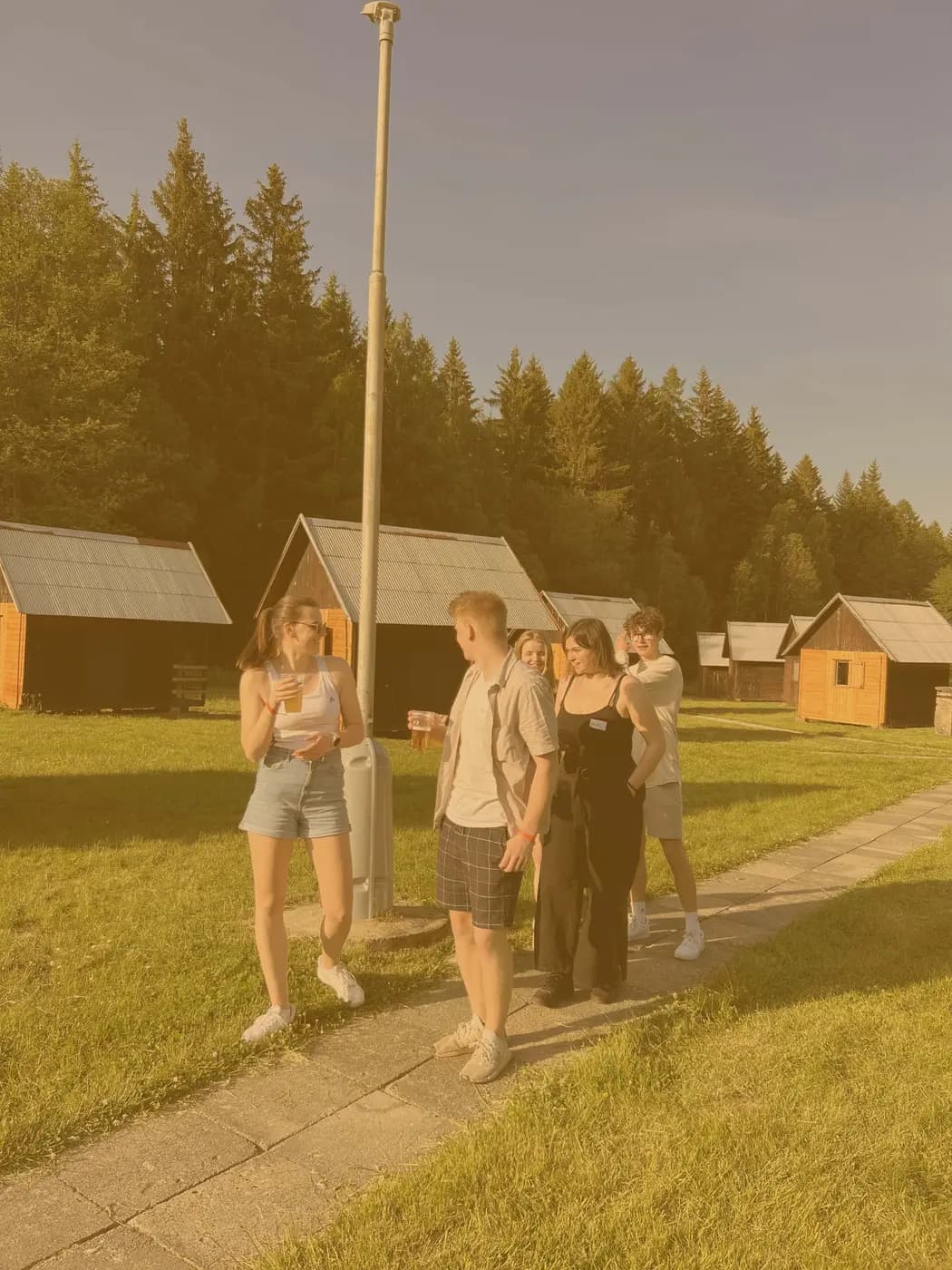 Hosté při společném programu u chatiček