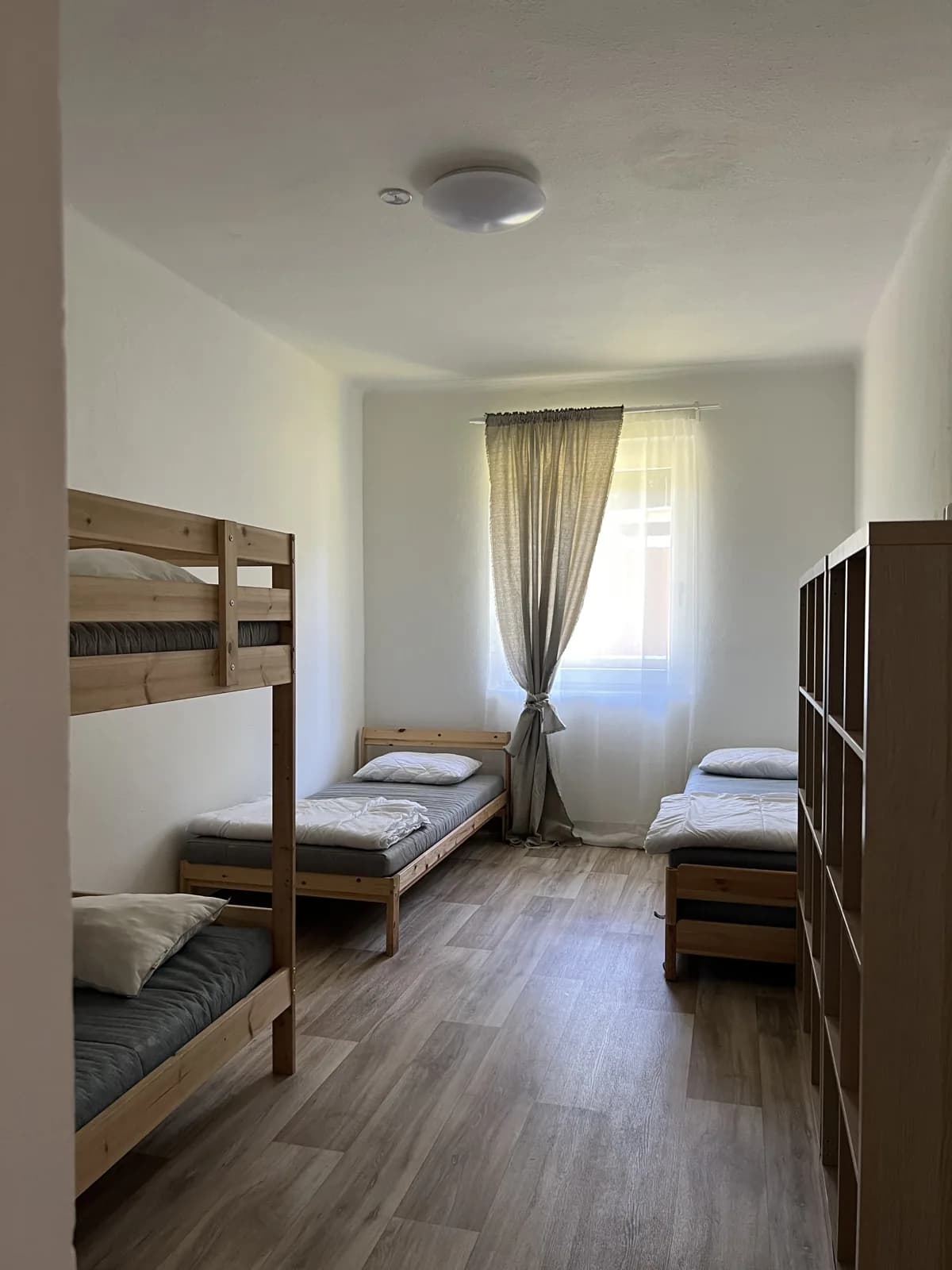 Aktuální bílý pokoj v penzionu