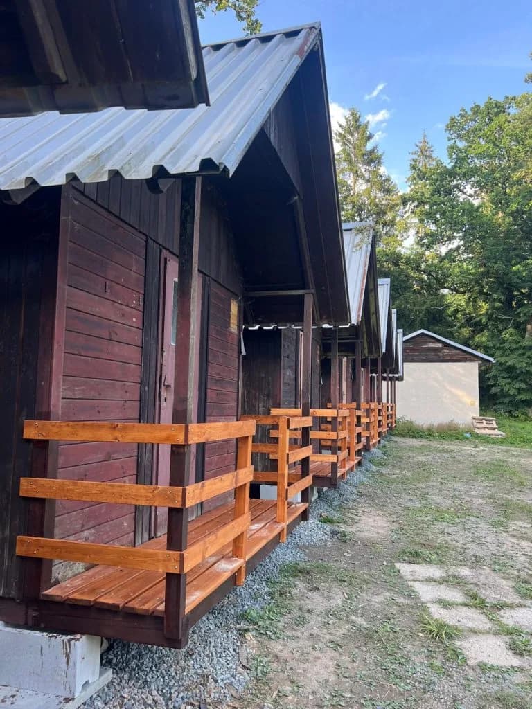 Řada chatiček s verandami v areálu Roželov